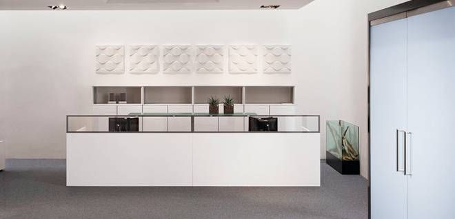Banque d'accueil par Bene - mobilier de réception modulable design en mélaminé blanc et verre par DMB Marseille