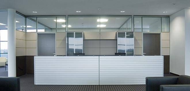 Banque d'accueil par Bene - mobilier de réception modulable design en mélaminé blanc rainuré et verre par DMB Marseille
