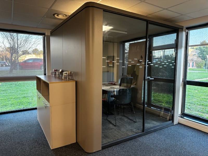 Cabine acoustique grise de la marque sédus : ergonomie, acoustique et confortabilité pour les espaces tertiaires à Marseille et Aix-en-Provence