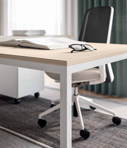 La surface d’appui de X1 est greffée sur les barres transversales et les pieds de 30×30 cm, pour un assemblage d’angle à serrage unique