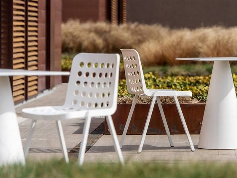 Chaise pour l'extérieur et l'intérieur piètement en aluminium moulé sous pression, coque en polypropylène recyclable à Marseille