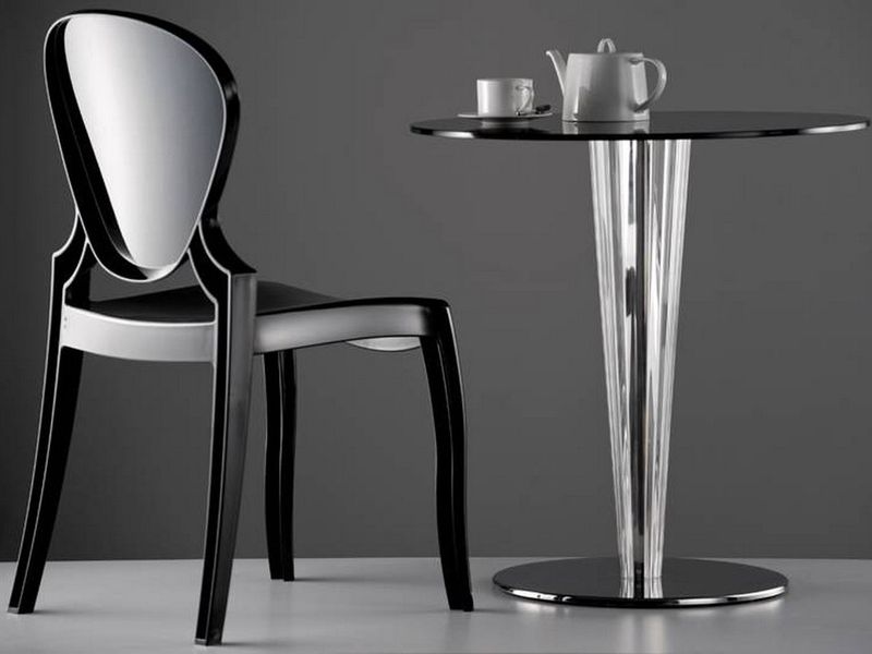 Chaise en polycarbonate moulé par injection en noir opaque à Marseille