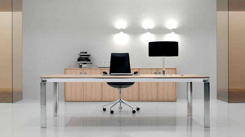 bureau de direction Han avec structure alu poli et plateau en bois à Marseille