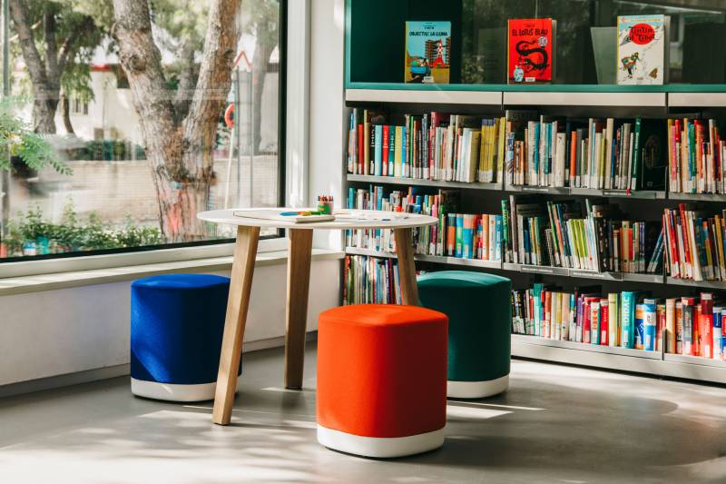 Pouf avec table de réunion