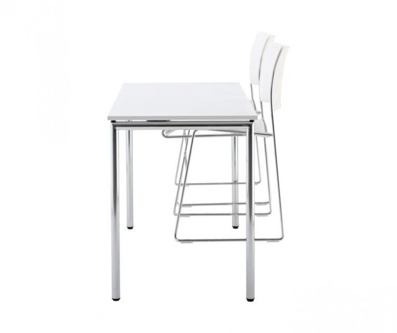 chaises rangées et suspendues sur table - salon
